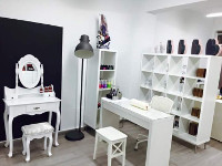 Abrió sus puertas en Ribadeo, en la calle Lazurtegui, Boutique Peluquería & Estética.