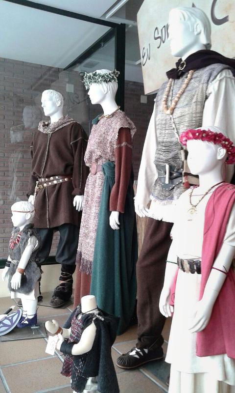 Acia Burela expón estes días traxes castrexos para inspirar a vestimenta dos clans. Pódense ver na rúa Pardo Bazán, no antigo local de O Lar. 