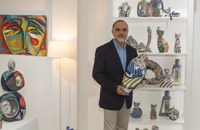 El empresario José Ramón Leal, procedente de Barcelona y vinculado a Castro Riberas de Lea y Foz, acaba de abrir una galería de arte en Ribadeo con el nombre Terra Branca.