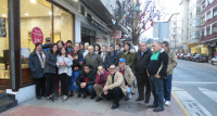 Comerciantes y hosteleros de la avenida de Galicia, en Ribadeo, decoraron por segundo año los árboles de la calle con la llegada de la Navidad. Los adornos fueron elaborados por la asociación de Axuda ao Enfermo Mental A Mariña. 