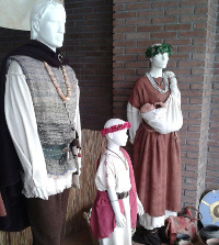 Acia Burela expón estes días traxes castrexos para inspirar a vestimenta dos clans. Pódense ver na rúa Pardo Bazán, no antigo local de O Lar. 