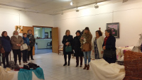 Na Casa da Cultura de Burela pódese visitar ata o 31 de xaneiro unha exposición de traballos feitos polas mulleres asistentes aos cursos de manualidades, bordados, encaixes e bolillos, impartidos polo CIM o ano pasado. 