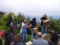 A música de raíz de Habelas Hainas amenizará a queimada do venres, 14 de agosto, no Cámping Gaivota, en Barreiros.