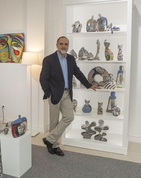 El empresario José Ramón Leal, procedente de Barcelona y vinculado a Castro Riberas de Lea y Foz, acaba de abrir una galería de arte en Ribadeo con el nombre Terra Branca.