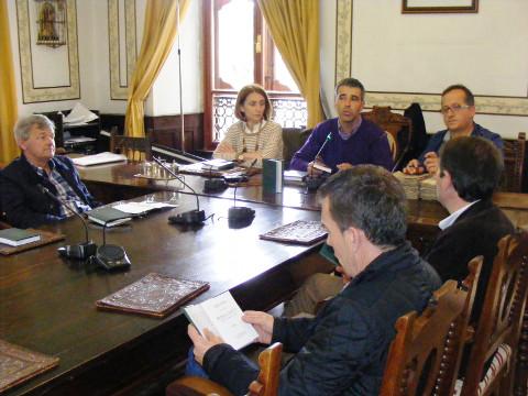 Presentada a edición facsimilar do libro "Apuntes sobre Ribadeo", unha compilación de actas do Concello dos séculos XVI ao XIX, que realizou o alcalde Fernando Méndez San Julián. 