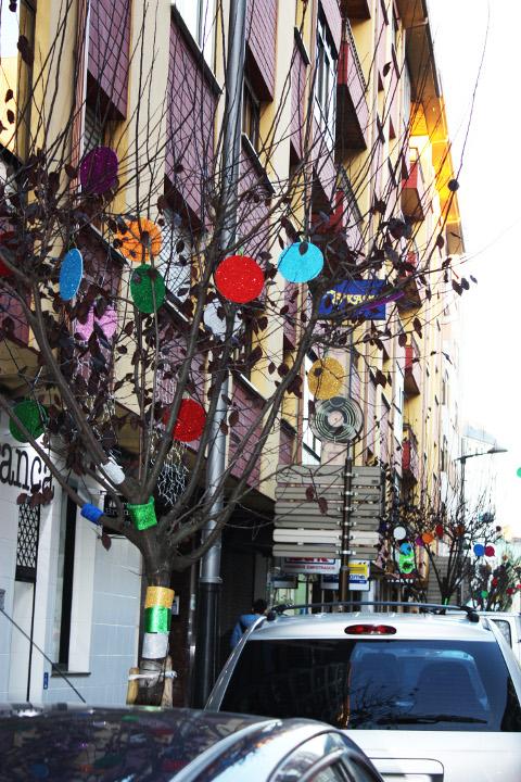 Un grupo de comerciantes de la ribadense Avenida de Galicia han decidido darle la bienvenida a la Navidad adornando parte de los árboles de esa calle. El 12 de diciembre habrá animación musical en la zona. 