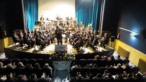 A Banda Municipal de Ribadeo ofrecerá un concerto solidario a favor da asociación A Mariña-Cogami. Será o vindeiro domingo, 3 de xaneiro, no Cine Teatro. 