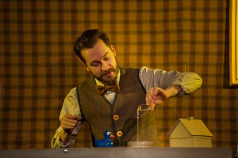 Caramuxo Teatro representa este sábado, 2 de abril, en Burela "Feo", unha comedia para toda a familia.
