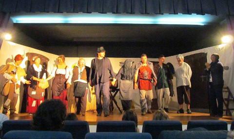 O grupo teatral O Centiño, de San Martiño, representará "O caldeiro máxico" na Casa da Cultura de Foz o vindeiro 2 de xaneiro. Será a beneficio do Banco de Alimentos da localidade. 