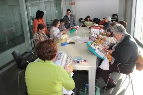 Trinta mulleres participan no curso de palillar que ofrece o Concello de Cervo como antesala do Encontro que haberá en abril.