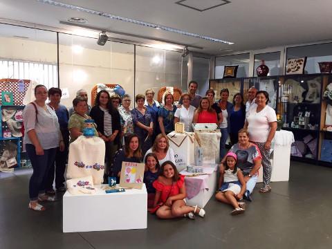Na Casa da Cultura, de San Ciprián, pódese visitar ata o 28 de agosto unha exposición de manualidades feitas por mulleres que participaron nun curso organizado pola asociación As Espalladoras. 