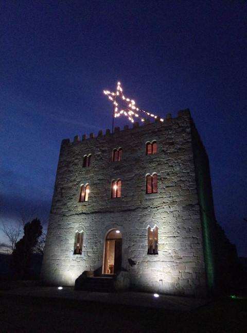 Do 24 de decembro ao 8 de xaneiro poderase visitar en Alfoz o Castelo de Castrodouro, que xa loce a súa estrela de Nadal, unha das máis grandes de Galicia. 