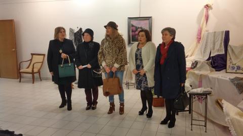 Na Casa da Cultura de Burela pódese visitar ata o 31 de xaneiro unha exposición de traballos feitos polas mulleres asistentes aos cursos de manualidades, bordados, encaixes e bolillos, impartidos polo CIM o ano pasado. 