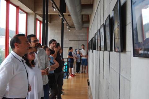 Ata o 4 de setembro estará aberta no Centro Cívico, en Xove, a exposición fotográfica Xove 360º, na que se poden ver 45 imaxes dos doce participantes. 