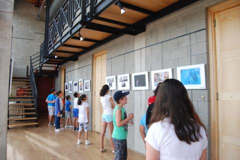 A exposición "Imaxes con Fondo", que se pode ver en Xove ata o 15 de agosto, promove actitudes solidarias e respectuosas. A vindeira semana haberá un obradoiro de fotografía.