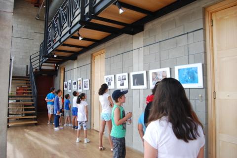 A exposición "Imaxes con Fondo", que se pode ver en Xove ata o 15 de agosto, promove actitudes solidarias e respectuosas. A vindeira semana haberá un obradoiro de fotografía. 