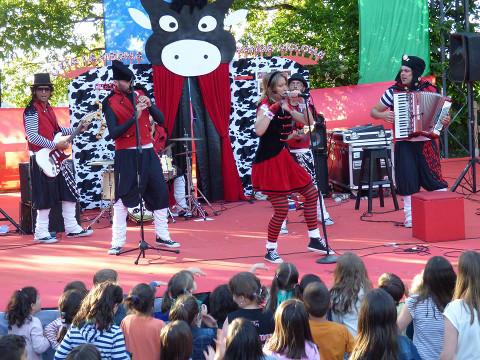 Con Uxía Lambona e a Banda Molona arrinca, este 6 de xullo, en Ribadeo o programa Cultura no Camiño, que levará a esta vila diferentes actividades infantís ao aire libre. 