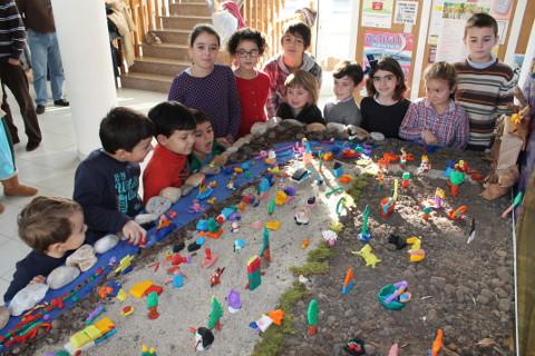 A Casa do Concello, en Cervo, e a Casa da Cultura, en San Ciprián, expoñerán os beléns de plastilina que farán @s nen@s o 7 de decembro. E a partir do día 21 haberá "Enredos de Nadal". 