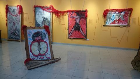 Ata o 15 de febreiro pódese ver na sala de exposicións da Omic, en Ribadeo, a mostra titulada "Or@perucita" de Mónica Filgueira Formoso.
