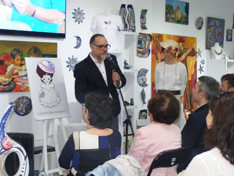 Ya está a la venta la "Rapaciña Indiana", creación de la galería ribadense Terra Branca. Se presenta en broche, pulsera, pendientes y camiseta.