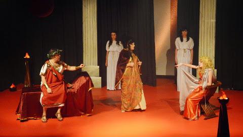 O grupo Hipócrita Teatro de Lugo pon en escena este sábado, 14 de novembro, na Casa da Cultura de Burela, a peza Emperador, que pensas? Fala!