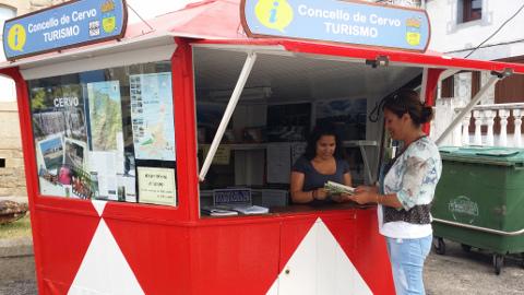 A oficina de turismo instalada en San Ciprián está aberta todos os días, de luns a domingo, ata o 31 de agosto.