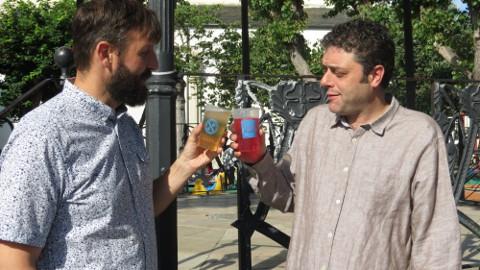 Acisa presentó el vaso para el Ribadeo Indiano. Son 6.000 las piezas con las que contarán los locales hosteleros asociados. El objetivo: ofrecer la mejor imagen de la fiesta.