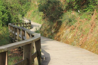 Una ruta de senderismo a orillas del Landro, una visita guiada por el casco histórico y al belén con figuras a tamaño natural son algunas de las propuestas de Viveiro para este puente festivo. 